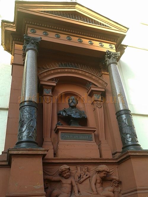 The Augustus Harris Memorial Fountain at the Theatre Royal, Drury Lane in September 2014 - Photo M.L.