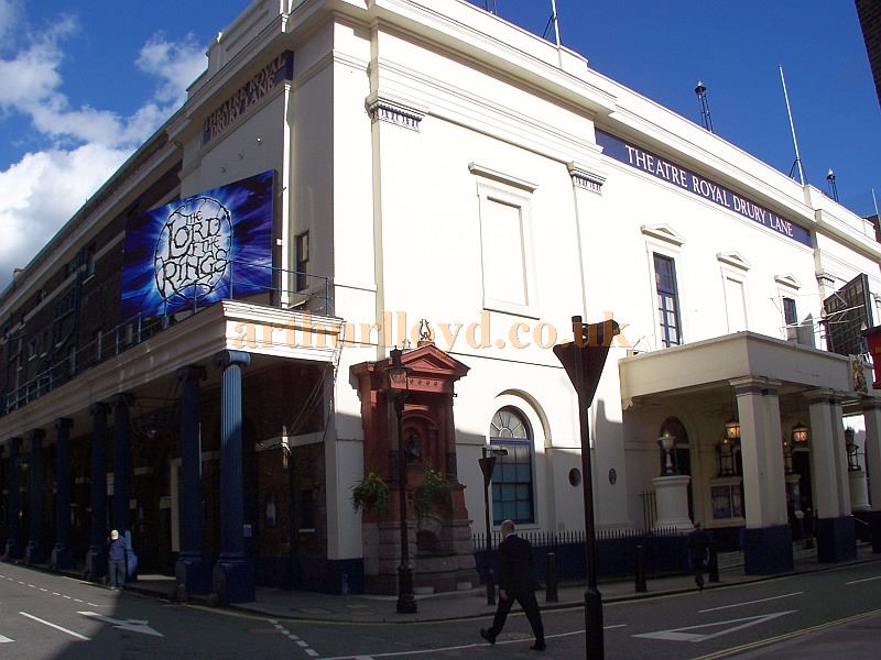 The Theatre Royal, Drury Lane and the Augustus Harris Memorial Fountain during the run of 'Lord of the Rings' in March 2007 - Photo M.L.