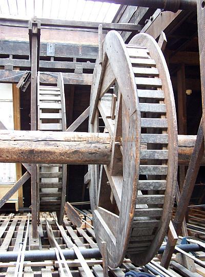 Early flying equipment at the Comedy Theatre in September 2009 - Photo M.L.