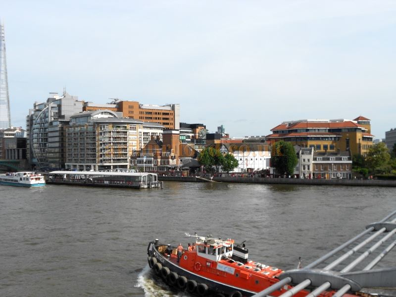 Shakespeare's Globe Theatre from the Millennium Bridge over the River Thames in June 2014 - Photo M.L. 