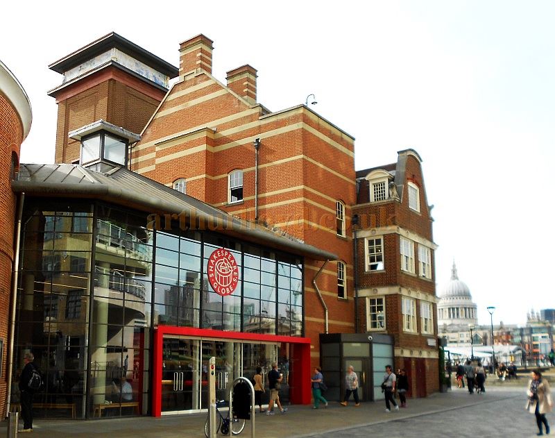 The Box Ofice and Main Entrance to Shakespeare's Globe Theatre in June 2014 - Photo M.L. 